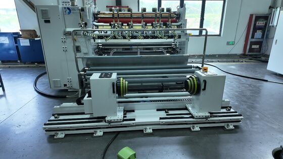 Schneide- und Aufwickelmaschine zum Schneiden und Aufwickeln von Lithium-Batterie-Separatoren mit großer Touchscreen-Bedienung